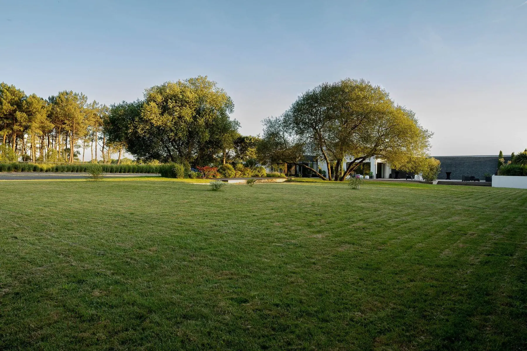 Le domaine depuis le jardin