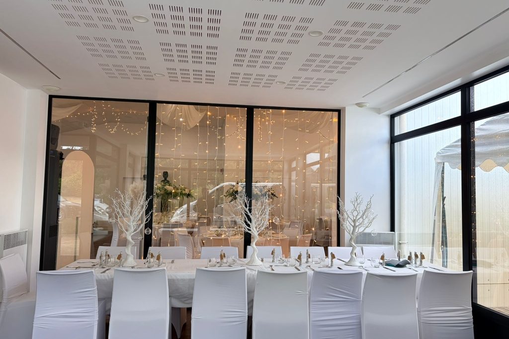 Tables dressées avec guirlandes lumineuses