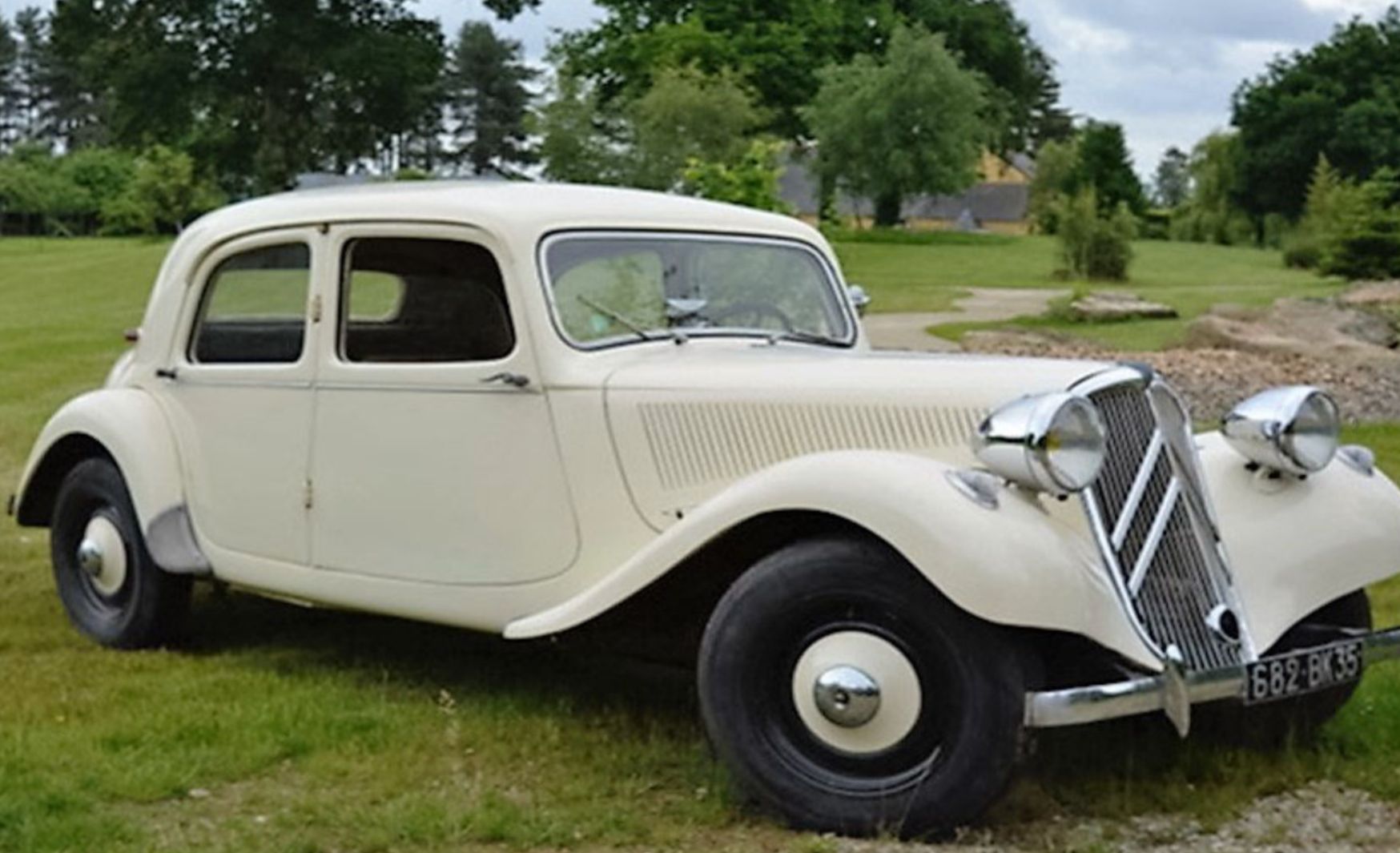 Citroën Traction Avant crème disponible à la location pour les mariages